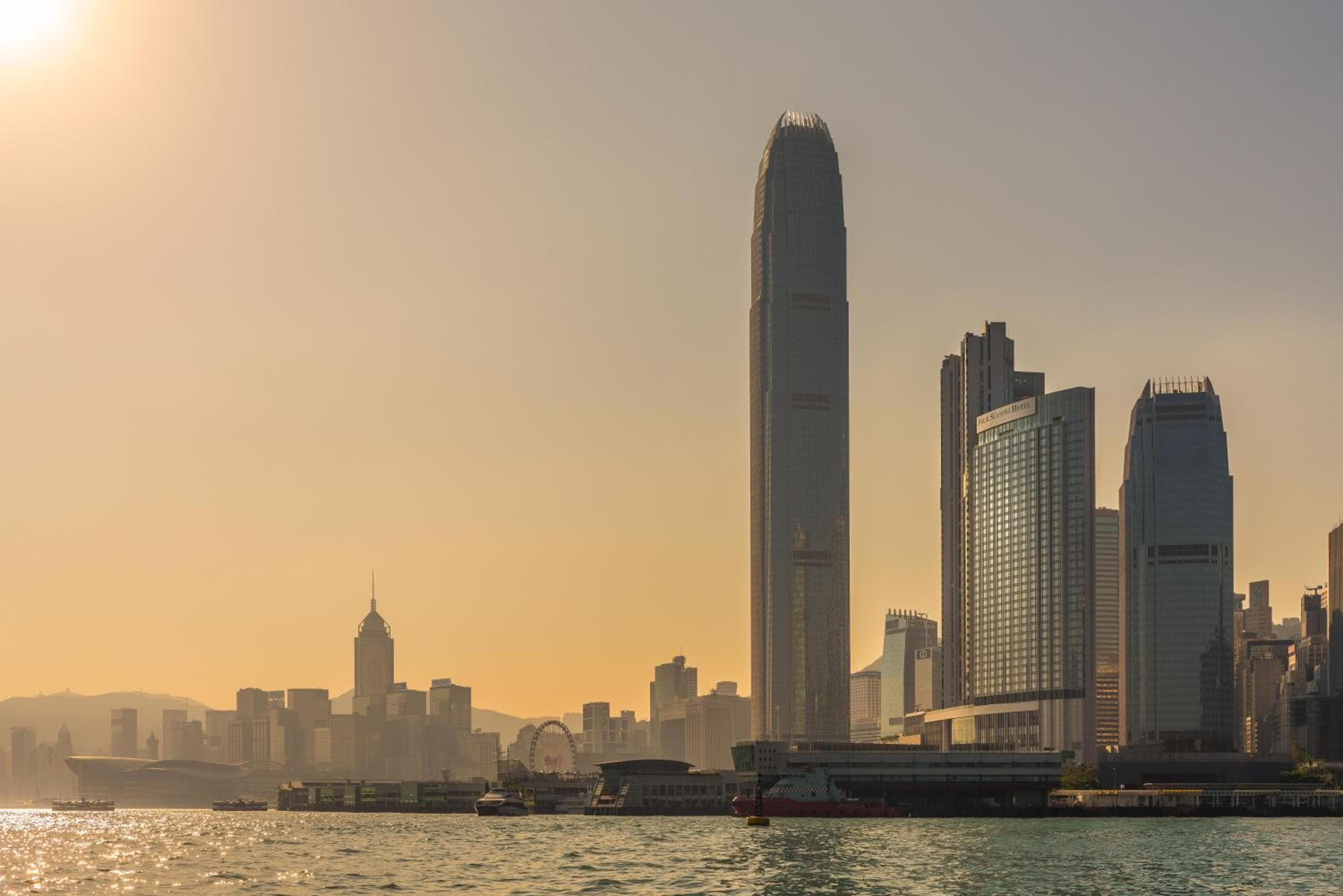 Four Seasons Hotel Hong Kong 3